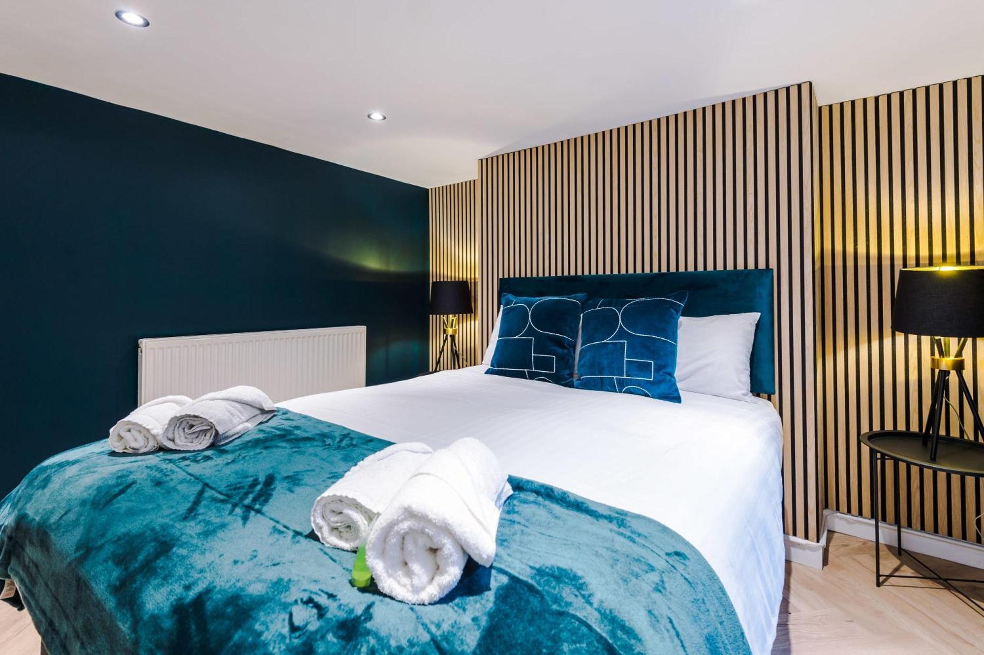 Rest&recharge At A Luxury Retreat In - Sleeps 11, 5 Bedrooms, 3 Bathrooms, Free Parking Holiday home Manchester