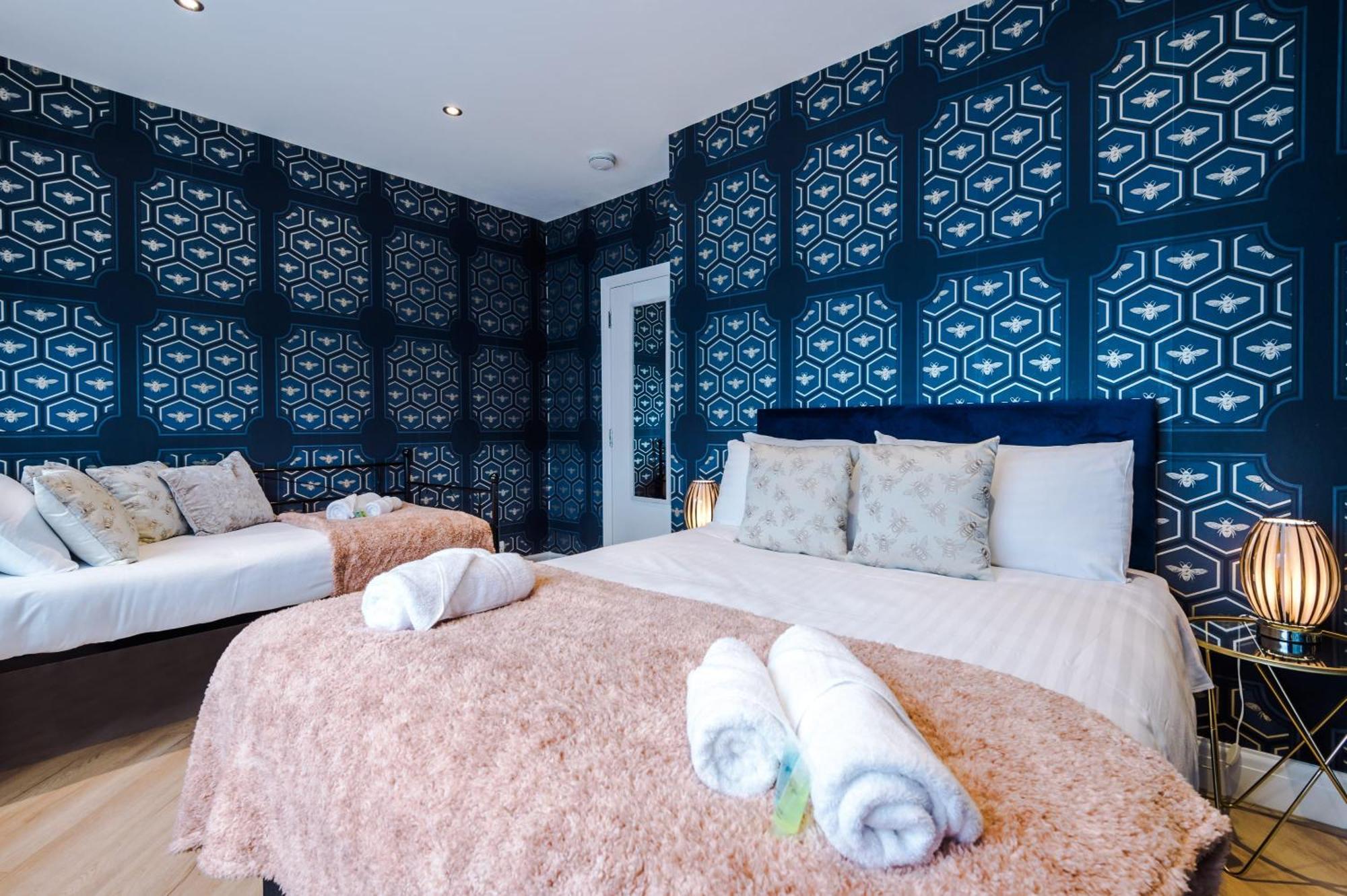 Rest&recharge At A Luxury Retreat In - Sleeps 11, 5 Bedrooms, 3 Bathrooms, Free Parking Holiday home *