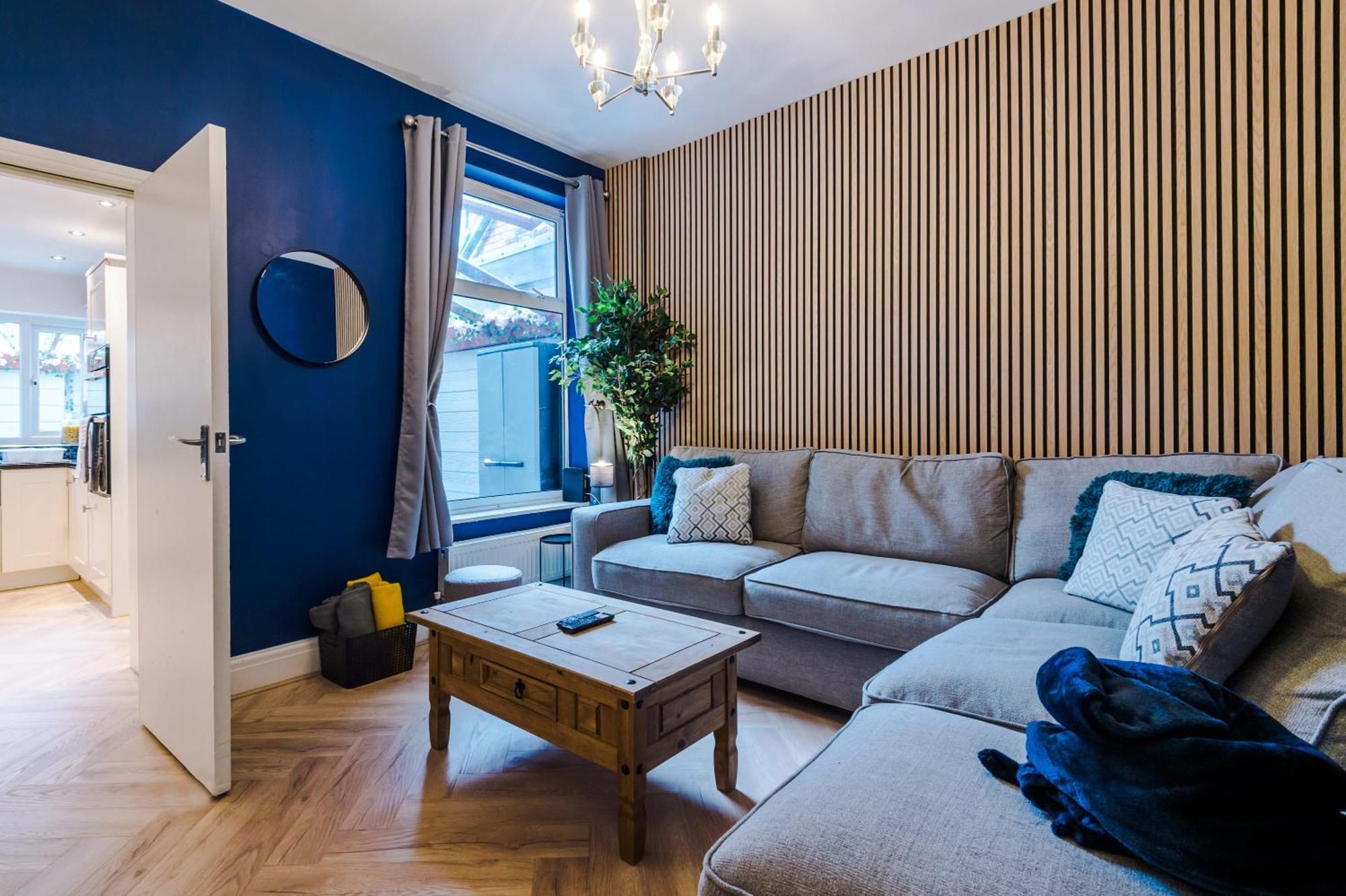 Rest&recharge At A Luxury Retreat In - Sleeps 11, 5 Bedrooms, 3 Bathrooms, Free Parking *